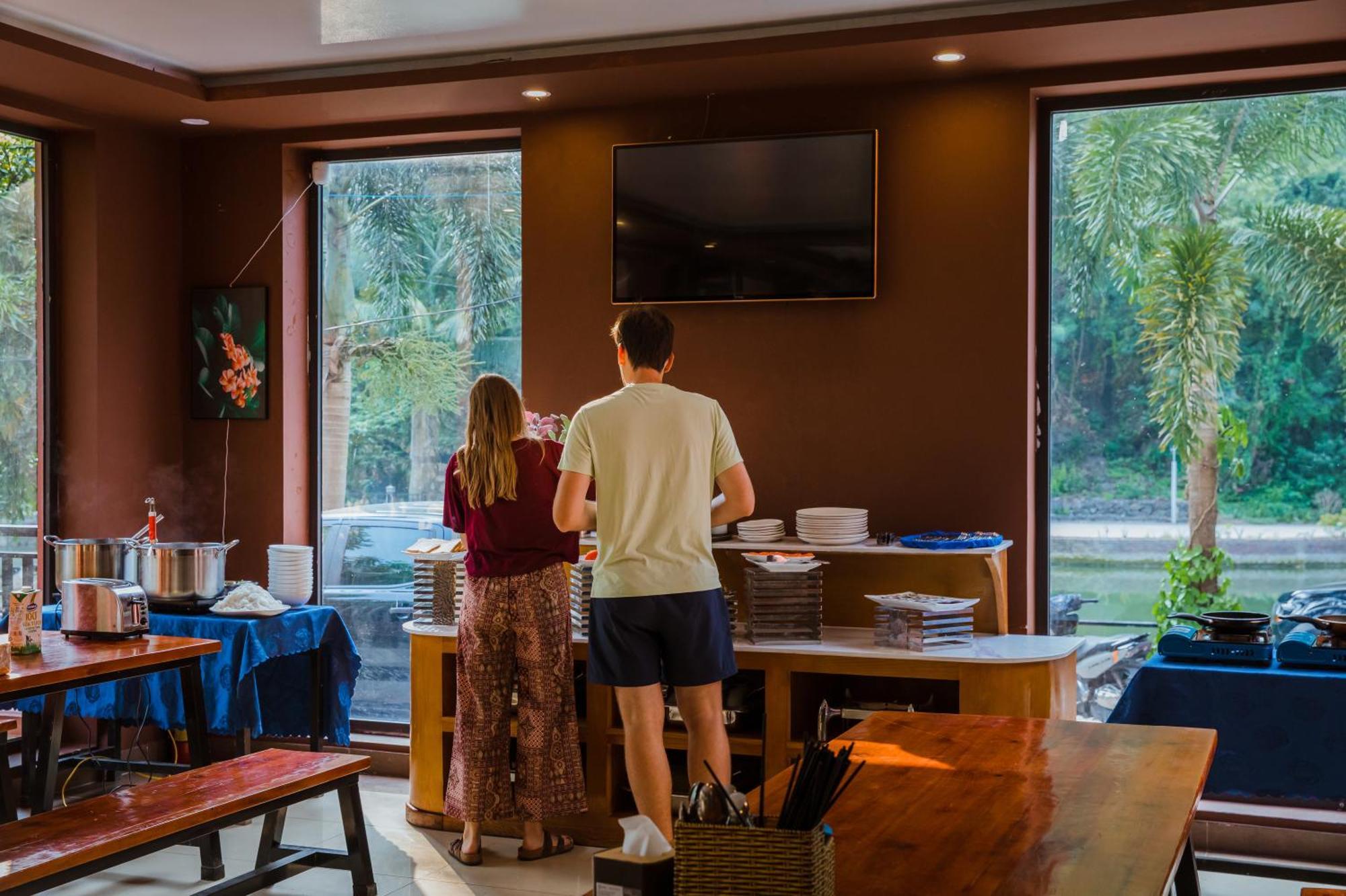 Catba Backpackers Hostel & Pool Bar Chan Chau Buitenkant foto