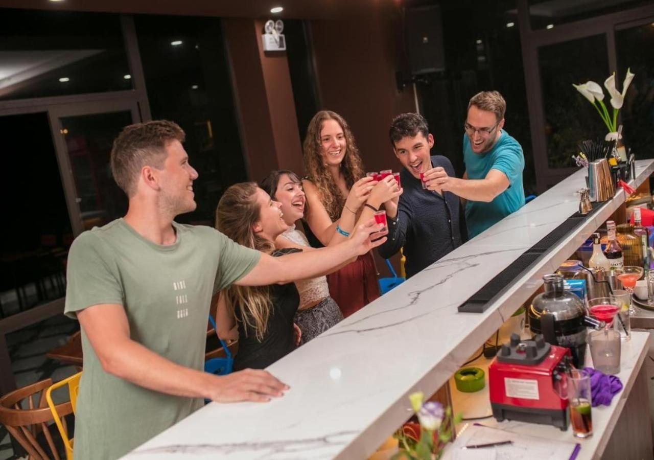 Catba Backpackers Hostel & Pool Bar Chan Chau Buitenkant foto